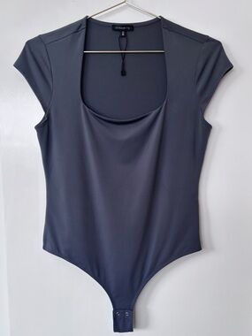 Dynamite| Charcoal Grey Scoop Neck Cap Sleeve Bodysuit Sz M